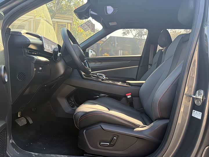 Фото 13 - Geely Atlas