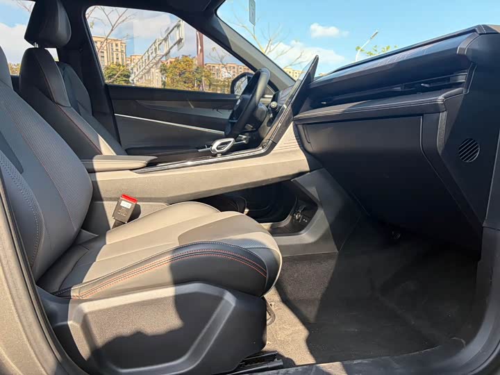 Фото 9 - Geely Atlas