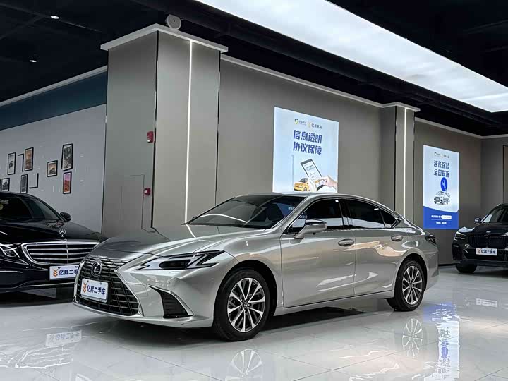 Фото 1 - Lexus ES