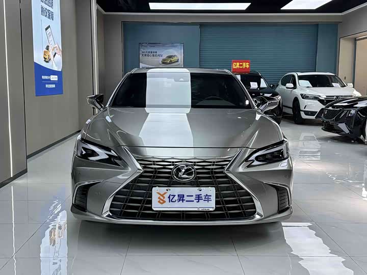 Фото 2 - Lexus ES