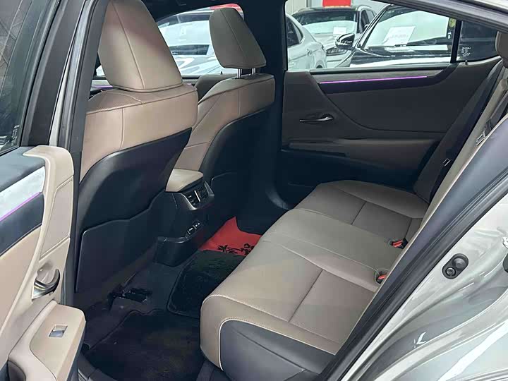 Фото 6 - Lexus ES