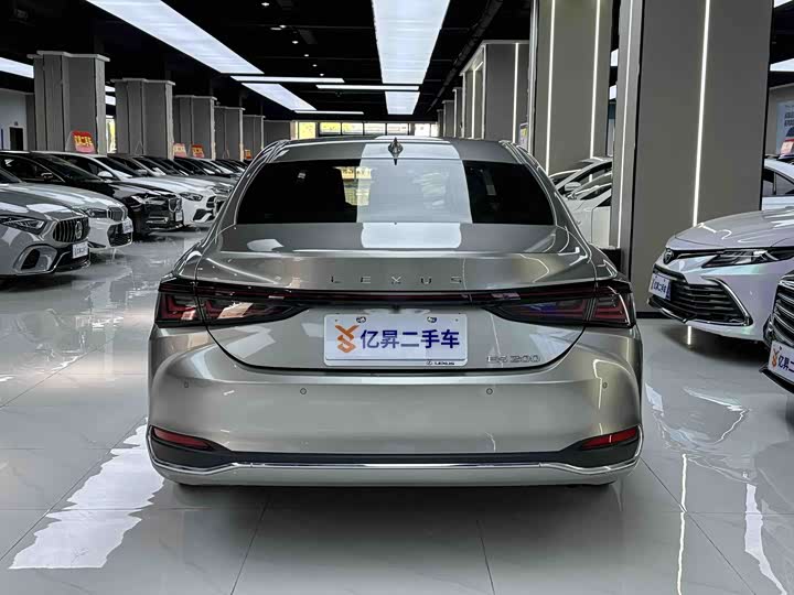 Фото 8 - Lexus ES