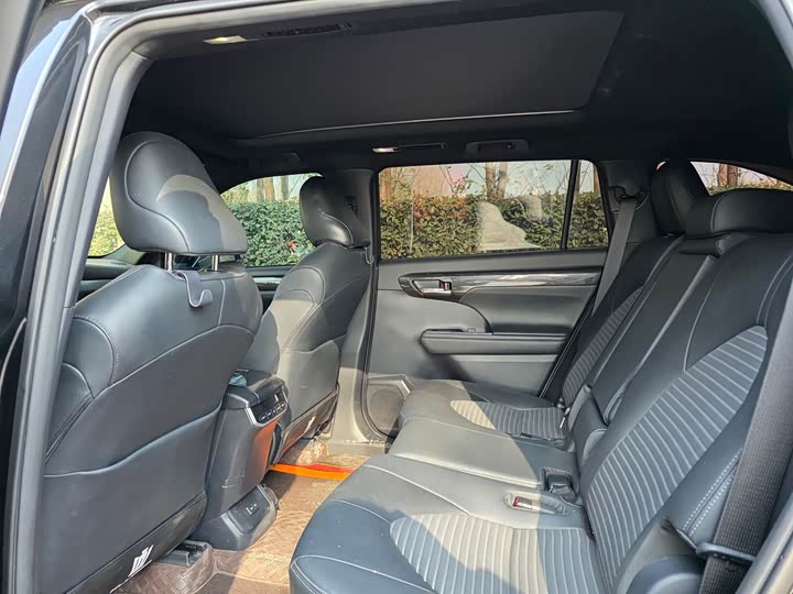 Фото 6 - Toyota Crown Kluger