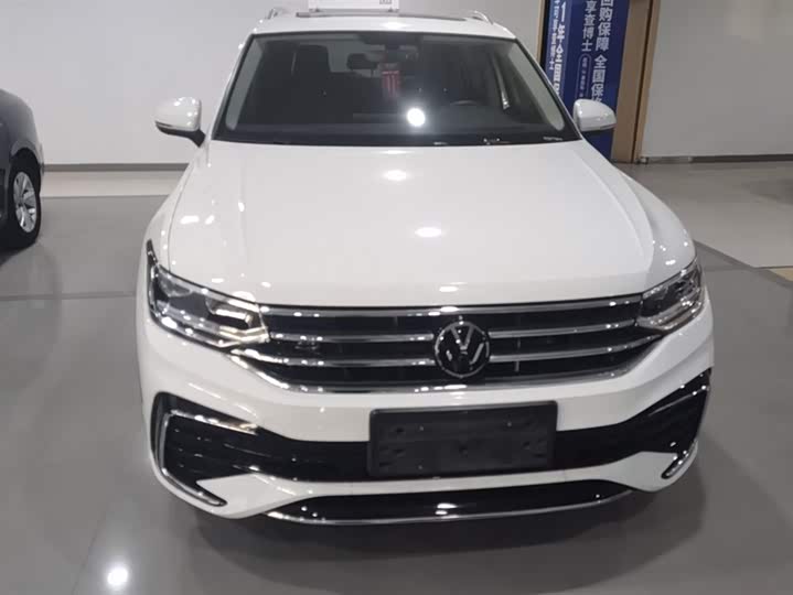 Фото 2 - Volkswagen Tiguan L Pro