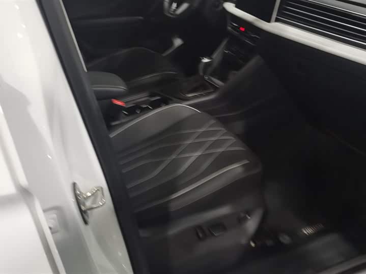 Фото 8 - Volkswagen Tiguan L Pro