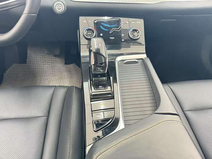 Фото 10 - Bestune B70