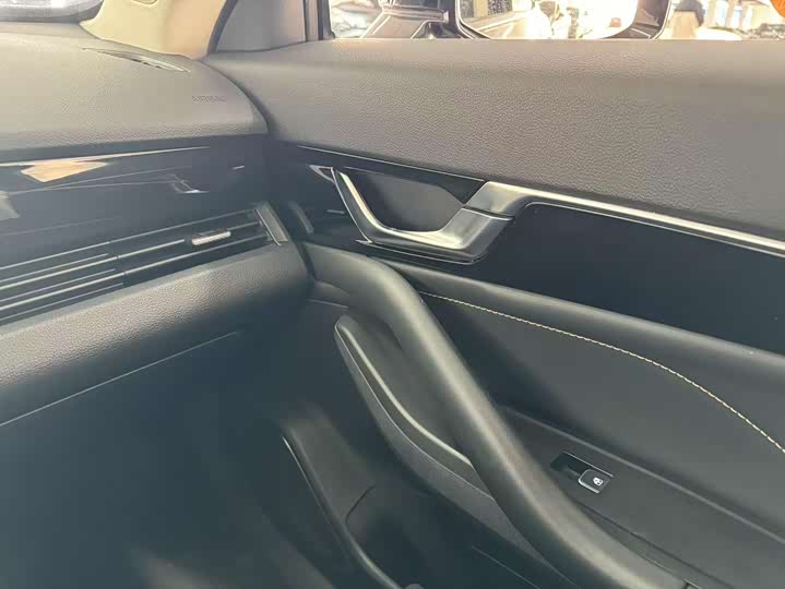 Фото 14 - Bestune B70