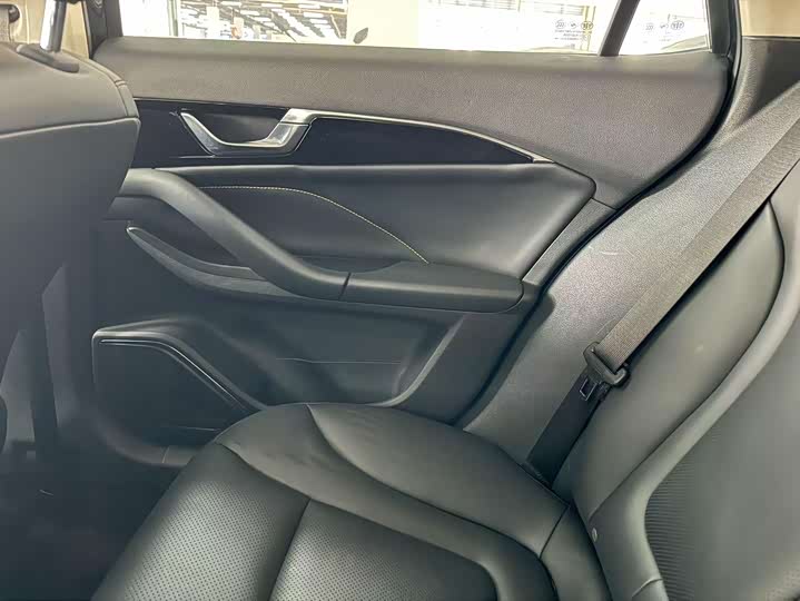 Фото 15 - Bestune B70