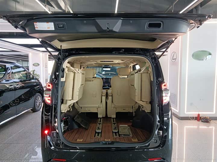 Фото 19 - Toyota Vellfire