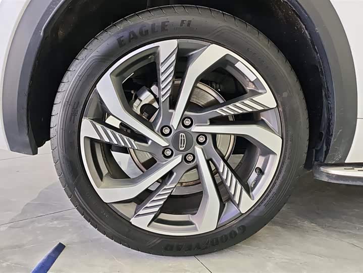 Фото 6 - Geely Monjaro