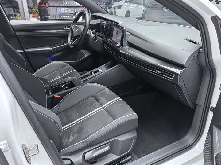 Фото 16 - Volkswagen Golf