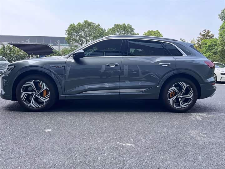 Фото 4 - Audi e-tron