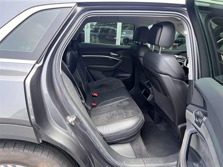 Фото 6 - Audi e-tron