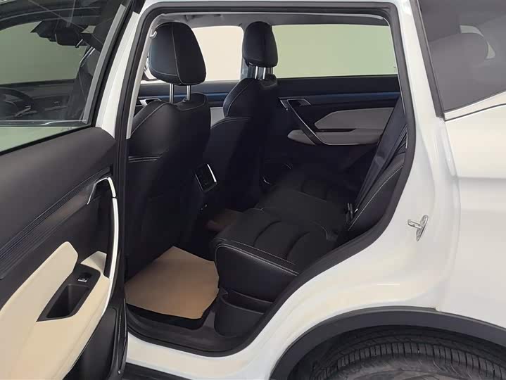 Фото 11 - Geely Atlas