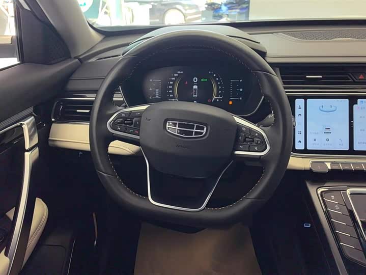 Фото 15 - Geely Atlas