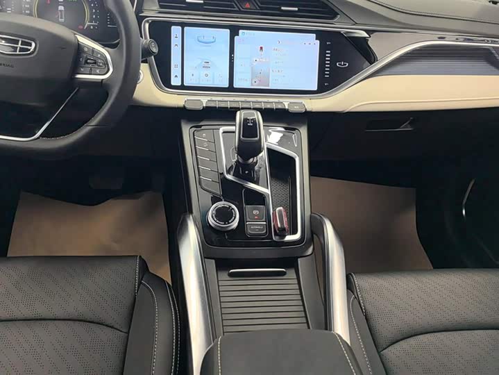 Фото 16 - Geely Atlas