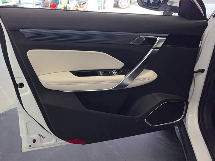 Фото 7 - Geely Atlas