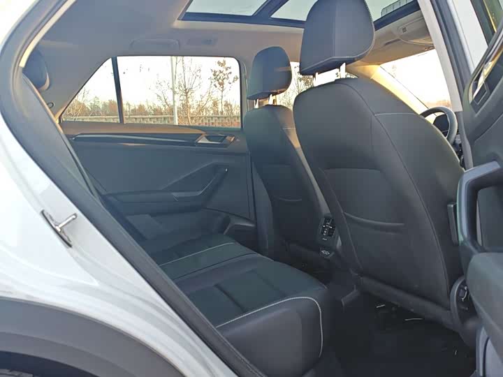 Фото 17 - Volkswagen T-Roc