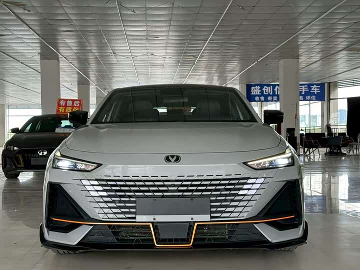 Фото 2 - Changan UNI-V