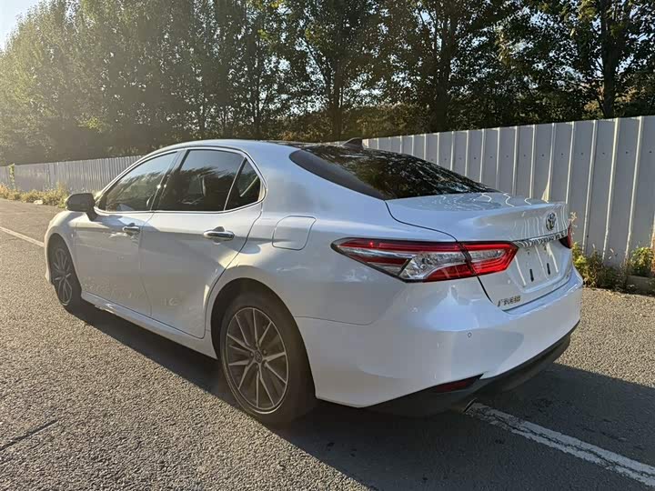 Фото 10 - Toyota Camry