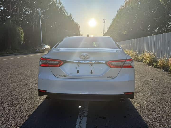 Фото 11 - Toyota Camry