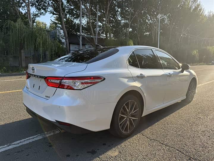 Фото 12 - Toyota Camry