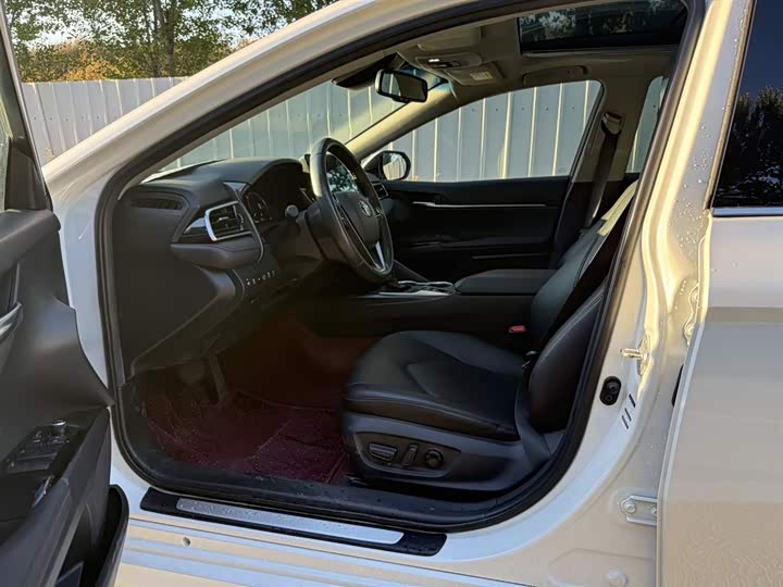 Фото 13 - Toyota Camry