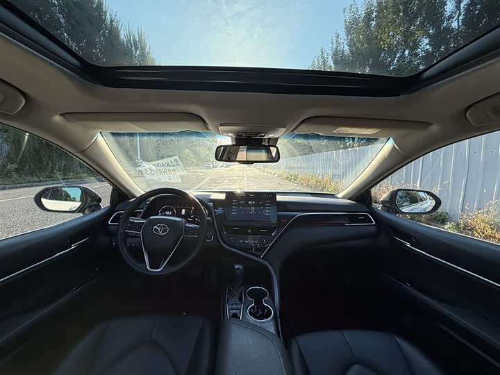 Фото 14 - Toyota Camry