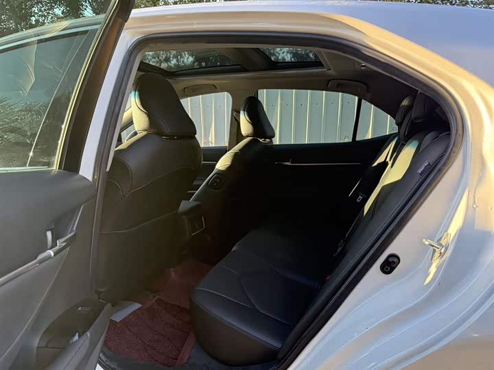 Фото 15 - Toyota Camry