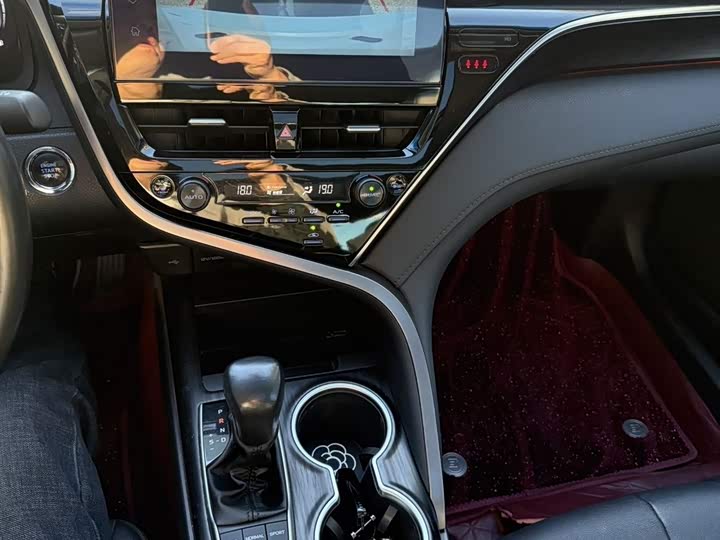 Фото 16 - Toyota Camry