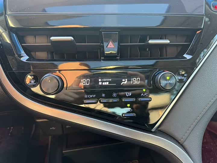 Фото 19 - Toyota Camry