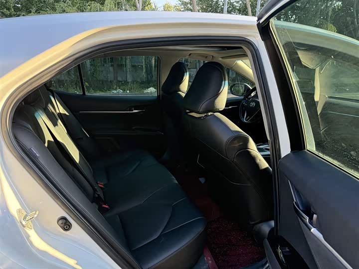 Фото 5 - Toyota Camry