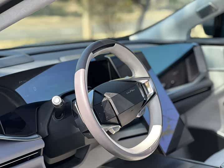 Фото 7 - HiPhi Y