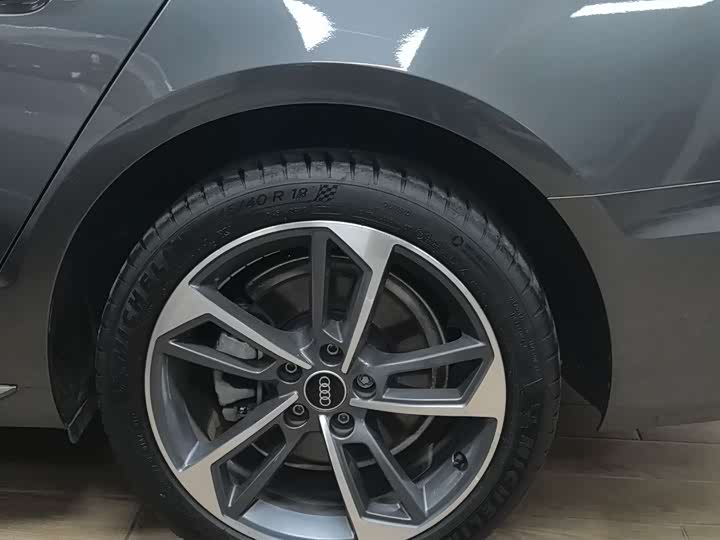 Фото 13 - Audi A4L