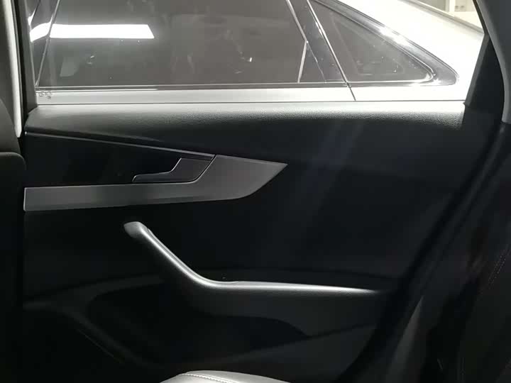 Фото 14 - Audi A4L