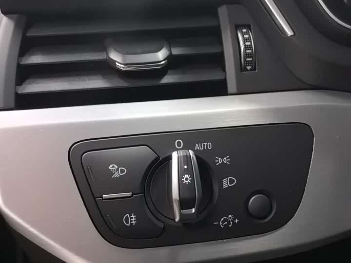 Фото 16 - Audi A4L