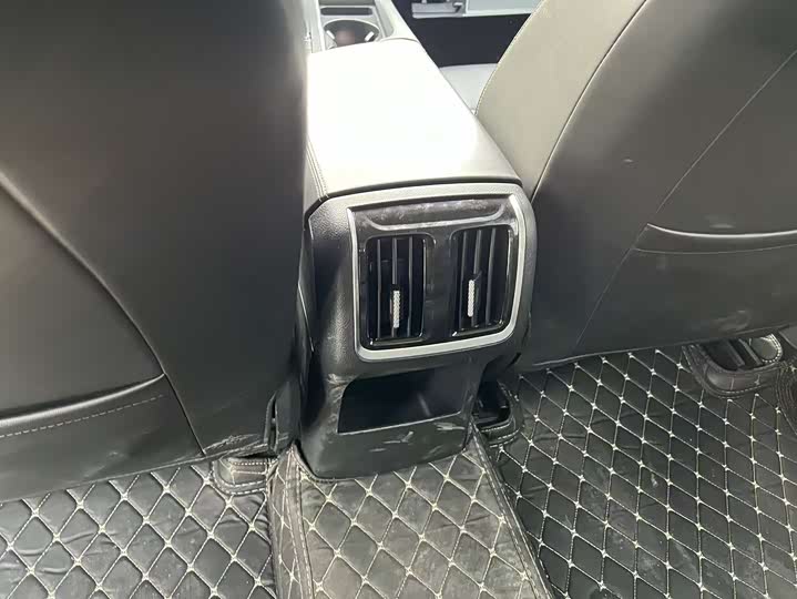 Фото 10 - Bestune B70