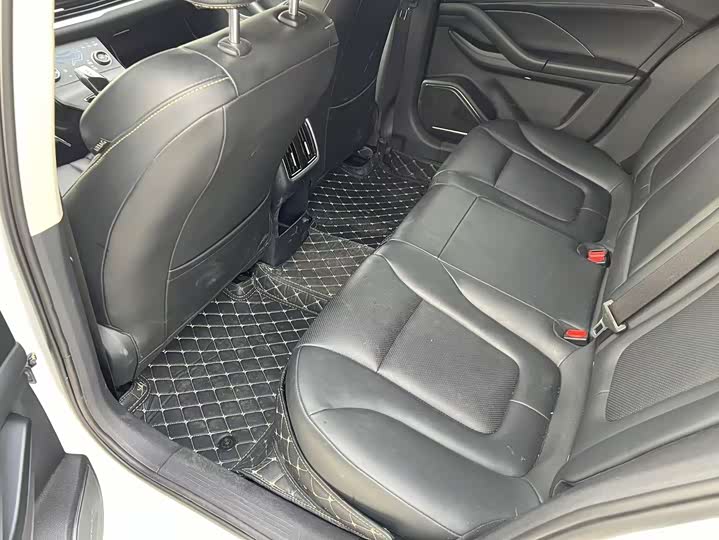 Фото 11 - Bestune B70