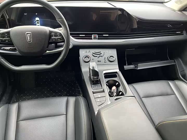 Фото 7 - Bestune B70