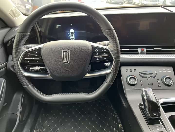 Фото 9 - Bestune B70