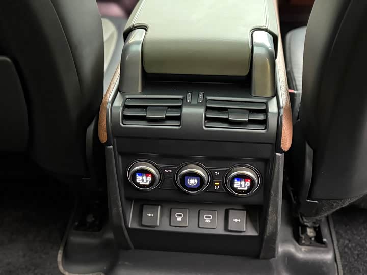 Фото 18 - Land Rover Defender