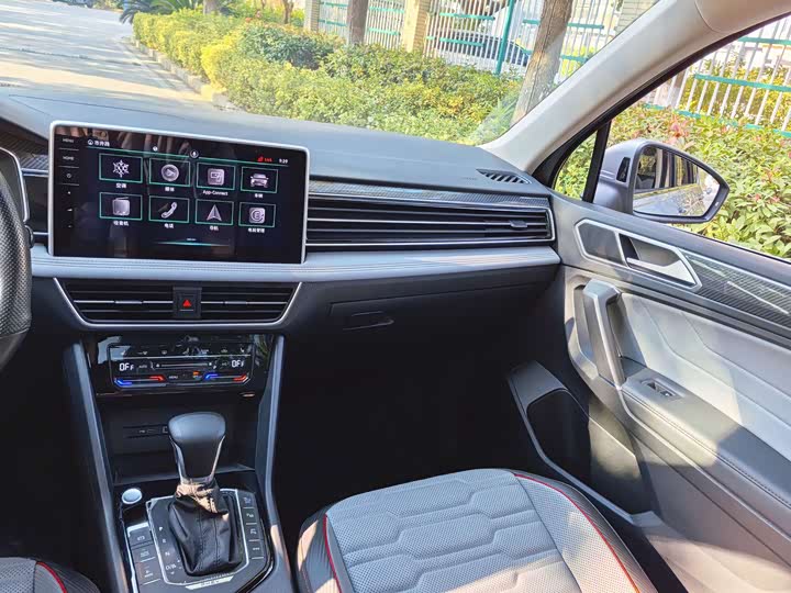 Фото 11 - Volkswagen Tiguan L Hybrid