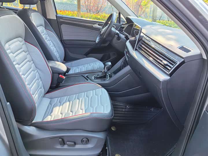 Фото 12 - Volkswagen Tiguan L Hybrid