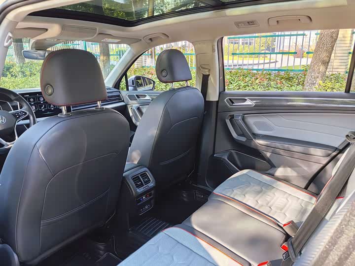 Фото 7 - Volkswagen Tiguan L Hybrid