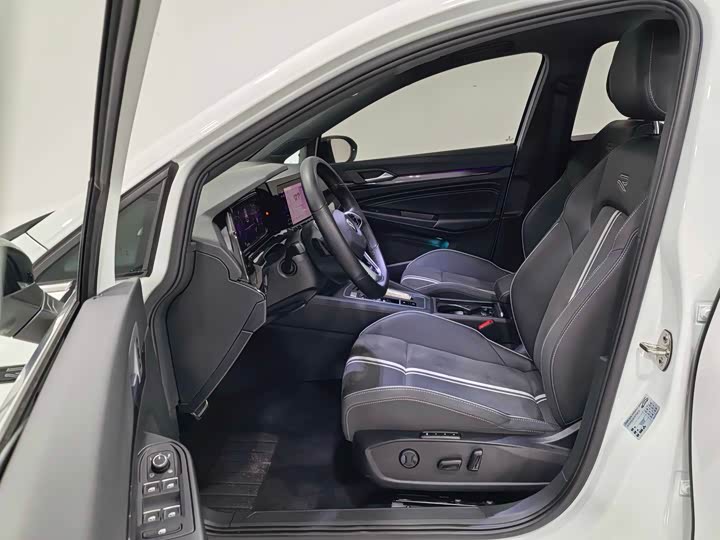 Фото 10 - Volkswagen Golf