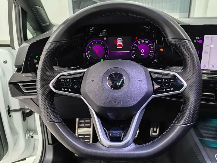 Фото 13 - Volkswagen Golf