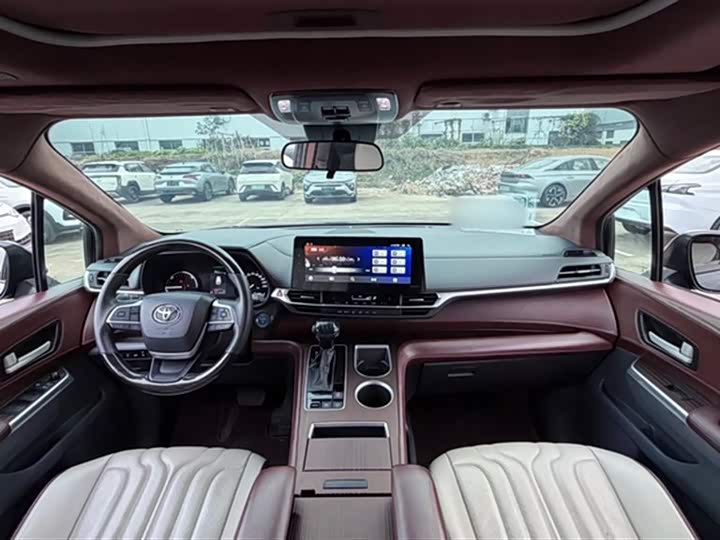 Фото 11 - Toyota Sienna