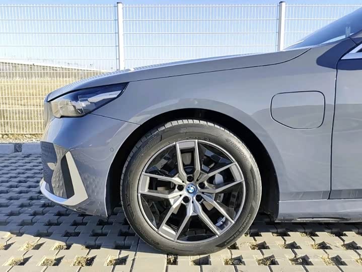 Фото 14 - BMW i5