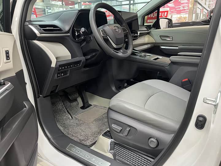 Фото 4 - Toyota Granvia