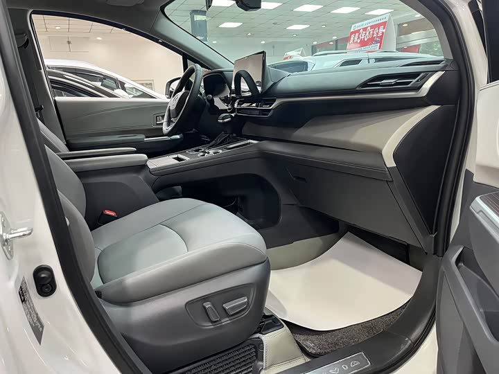 Фото 6 - Toyota Granvia